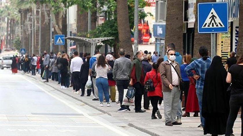 PTT önünde yüzlerce metre kuyruk