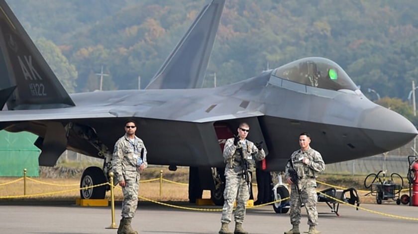 ABD'de F-22 savaş uçağı düştü!