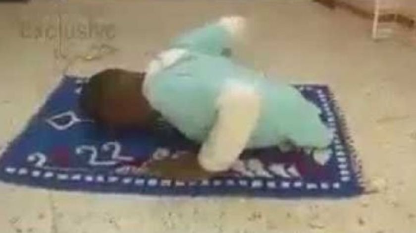 Bacakları olmayan çocuk bakın nasıl namaz kıldı