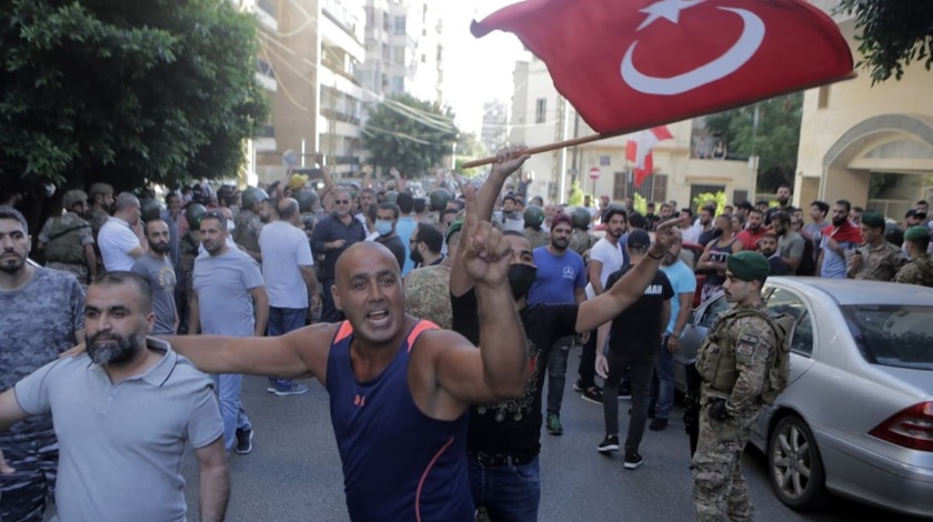 Türkiye'ye hakaret edilen televizyon kanalı protesto edildi