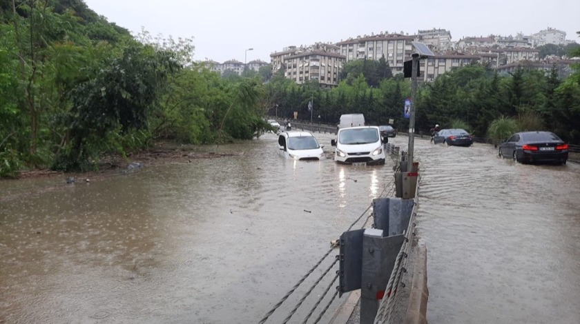 Valilik uyarmıştı! İstanbul'da sağanak etkili oluyor