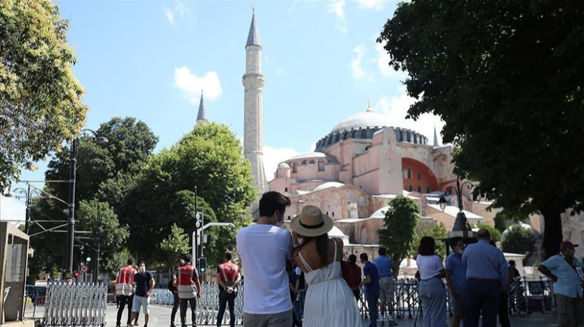 Ayasofya Camisi'ne yerli ve yabancı turistlerden yoğun ilgi