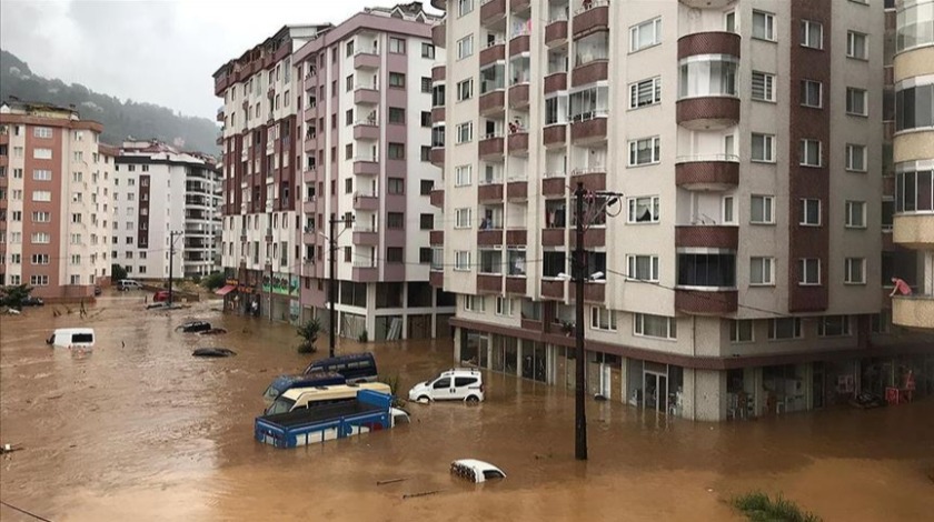 Rize'de şiddetli yağış nedeniyle dere taştı