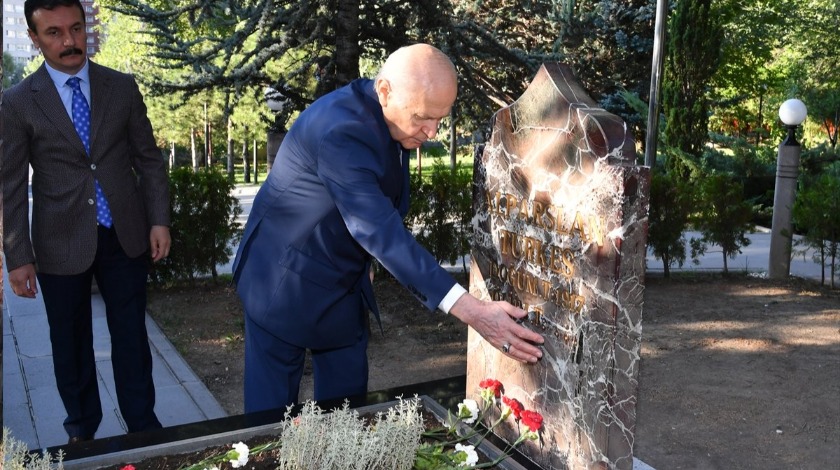 MHP Lideri Bahçeli, Başbuğ Alparslan Türkeş'in kabrini ziyaret etti