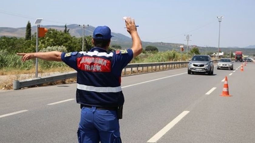 Jandarma o aileyi tatile giderken yakaladı