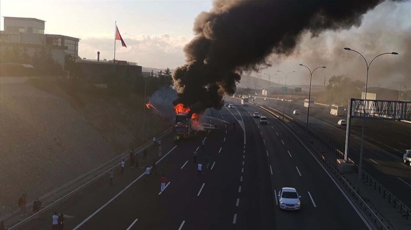 Kocaeli'de seyir halindeki yolcu otobüsü yandı