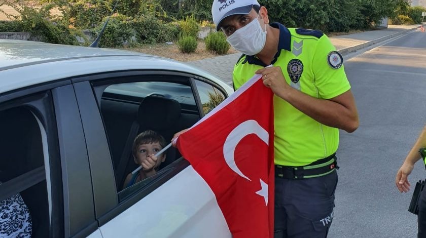 Dalaman Polisi Türk Bayrağı Dağıttı