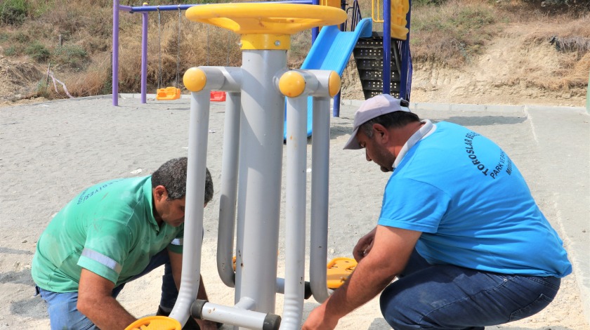 Toroslar Belediyesi parklara yeni spor aletleri yerleştiriyor