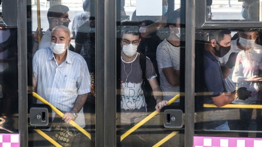 İstanbul'da sosyal mesafesiz ayakta yolculuk