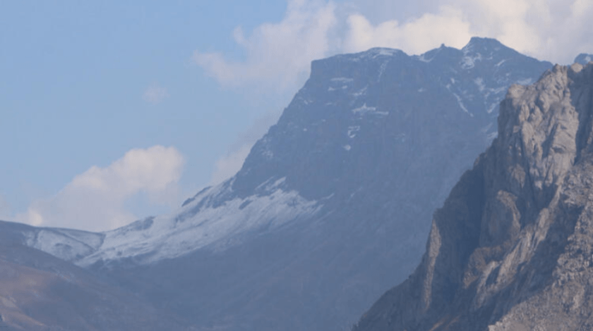 Hakkari'nin yüksek kesimlerine kar yağdı