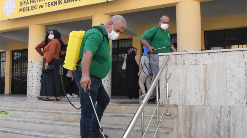 Toroslar'da okullar, yüz yüze eğitim öncesi temizleniyor