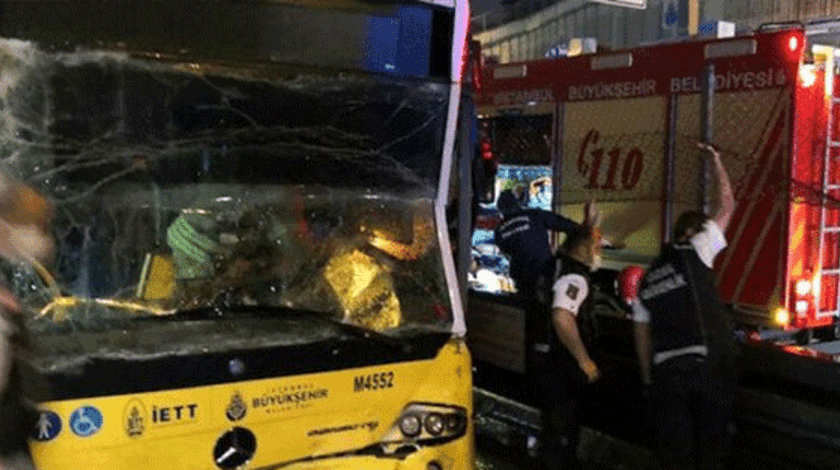 İki metrobüs birbirine girdi!