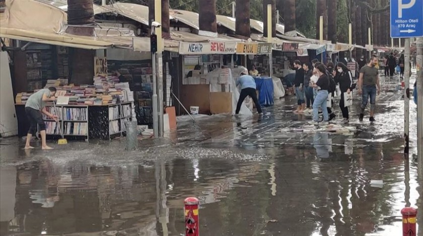 İzmir'de sağanak hayatı olumsuz etkiledi