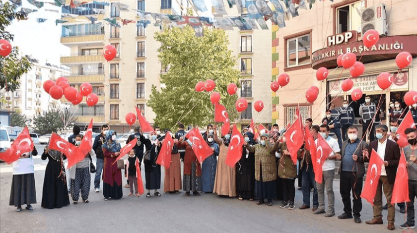 Diyarbakır anneleri Cumhuriyet Bayramı'nı evlat nöbetinde kutladı