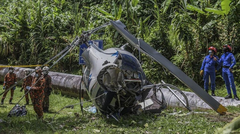 Malezya'da iki helikopter havada çarpıştı