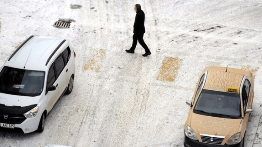 Ardahan güne kar ile uyandı