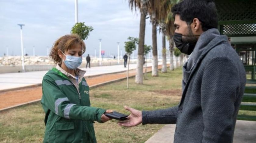 İçi para dolu çantayı sahibine teslim etti