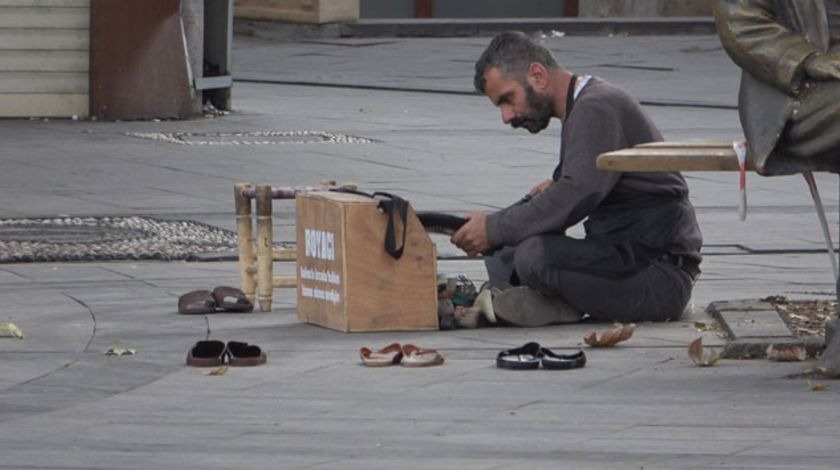 Kısıtlamayı duymayan boyacı boş sokakta müşteri bekledi