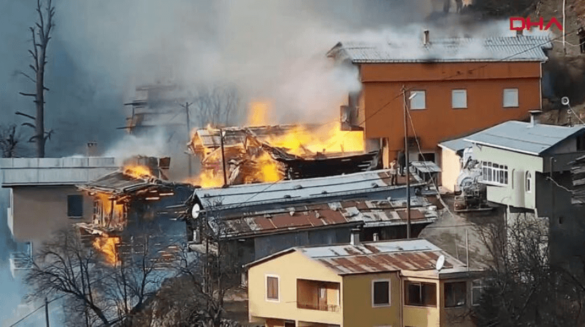 Rize'de köy evleri yanıyor! Yangına derhal müdahale edildi