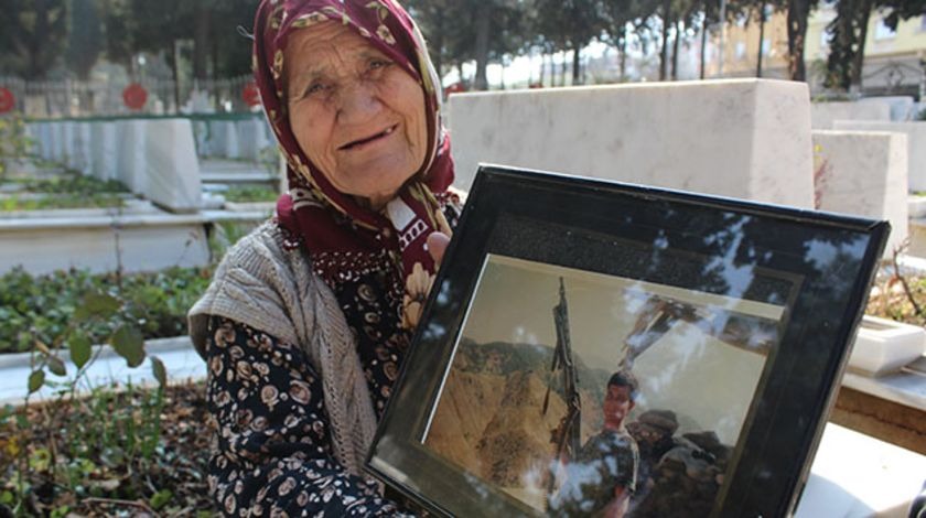 Alzaymır hastası her şeyi unuttu ama şehit oğlunu unutmadı