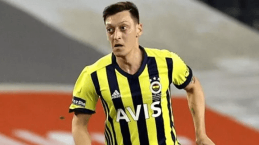 Mesut Özil, bir ilke imza attı