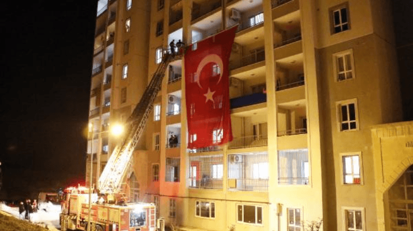 Mardin şehidinin baba evine dev Türk bayrağı asıldı