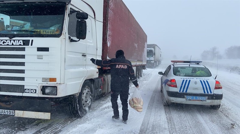 AFAD, yolda kalan tır sürücülerine kumanya dağıttı