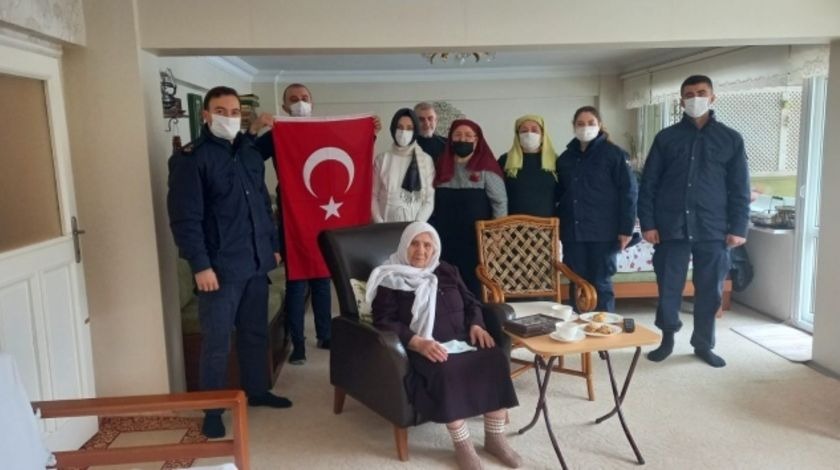 92 yaşındaki Mahide nineden Mehmetçik'e ilmek ilmek destek