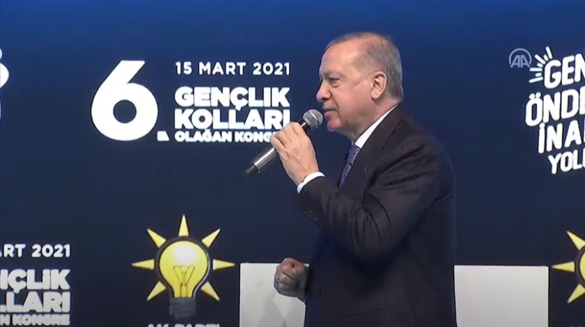 Erdoğan'dan gençlere: Kötü siyasi tecrübeleri örnek almayın