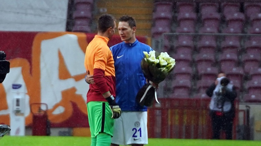 Geçtiğimiz sezon Muslera'yı sakatlamıştı, çiçek vererek özür diledi