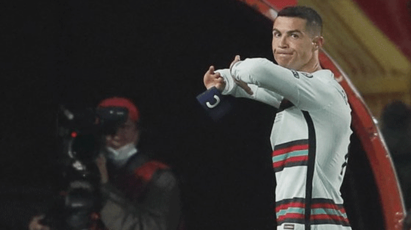 Ronaldo'nun yere attığı kaptanlık pazubendi rekor fiyata satıldı