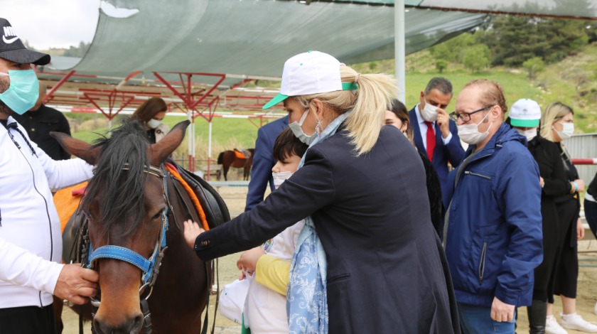 Toroslarda otizmli çocuklar, ilk kez ata binmenin heyecanını yaşadı