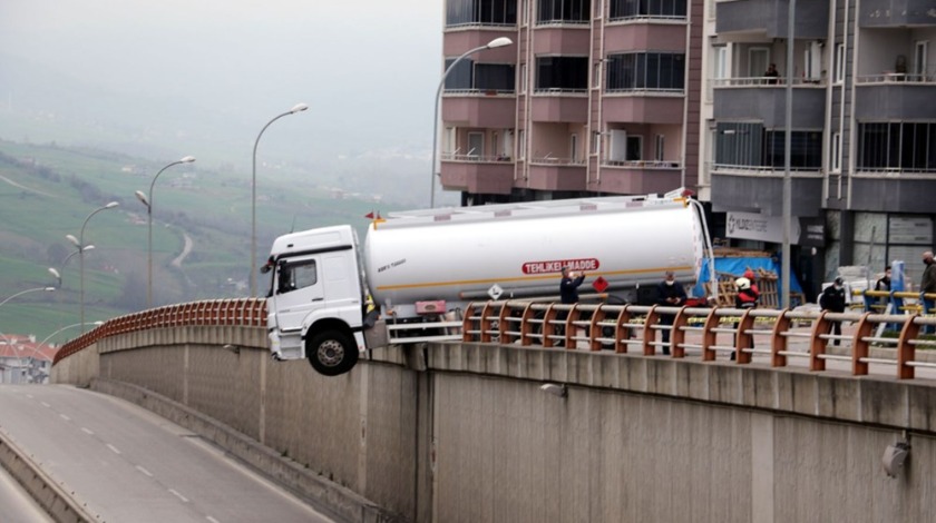 Samsun'da ilginç kaza! Asılı kaldı