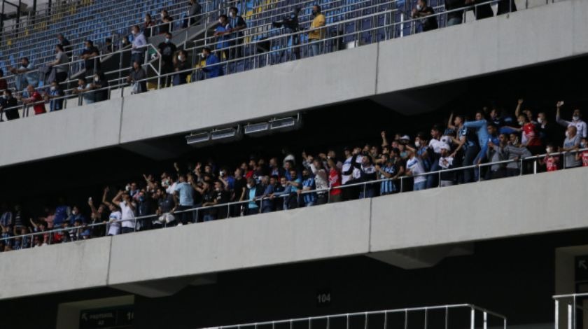 Sokağa çıkma yasağına rağmen binlerce taraftar tribüne geldi!