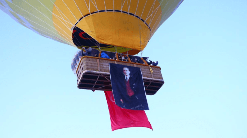 Kapadokya'da balonlar Türk bayrakları ve Atatürk posteri ile uçtu