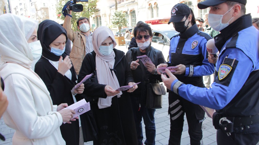 İstanbul'da polisler KADES'i tanıttı