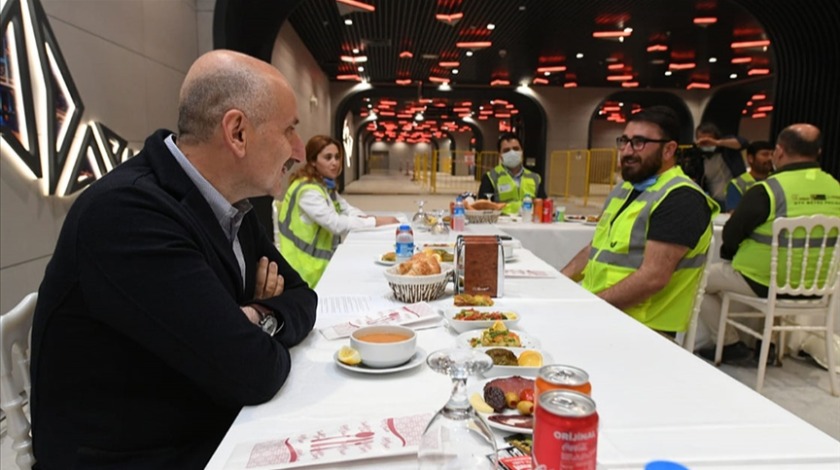 Göktürk istasyonunda işçilerle iftar yaptı