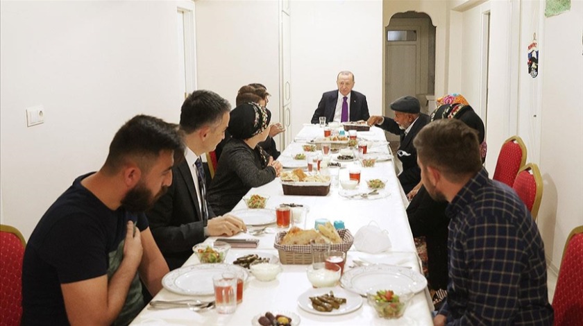 Erdoğan bir aile ile birlikte iftar yaptı