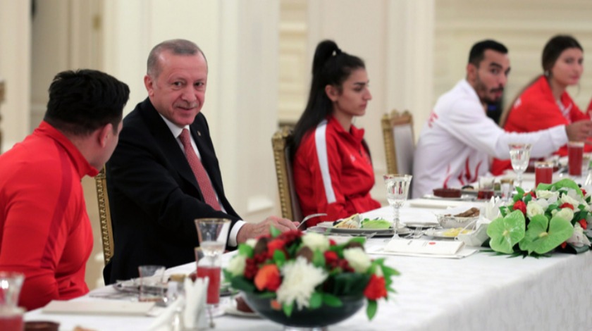 Cumhurbaşkanı Erdoğan, milli sporcularla iftar yaptı