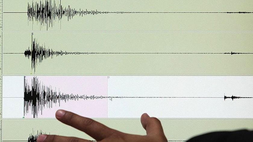 İzmir'de şiddetli deprem! Ege Bölgesi sallandı