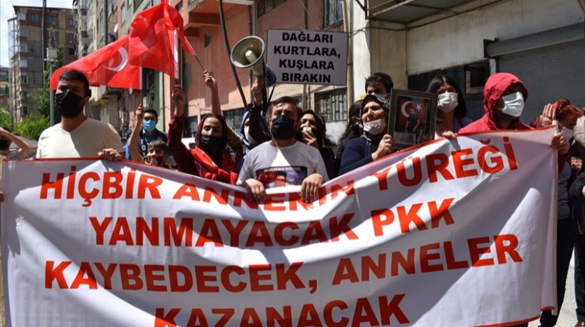 Hakkari'de terör mağduru aileler HDP İl Başkanlığı önünde eylem yaptı