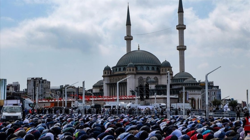 Taksim'e yapılan cami kılınan cuma namazıyla ibadete açıldı