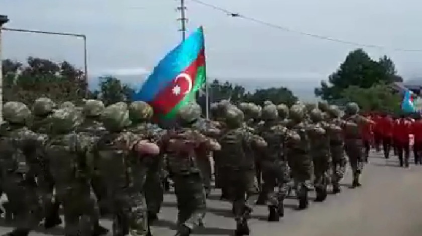 Türk askeri Azerbaycan'ın Cumhuriyet Günü'nde yürüyüş yaptı