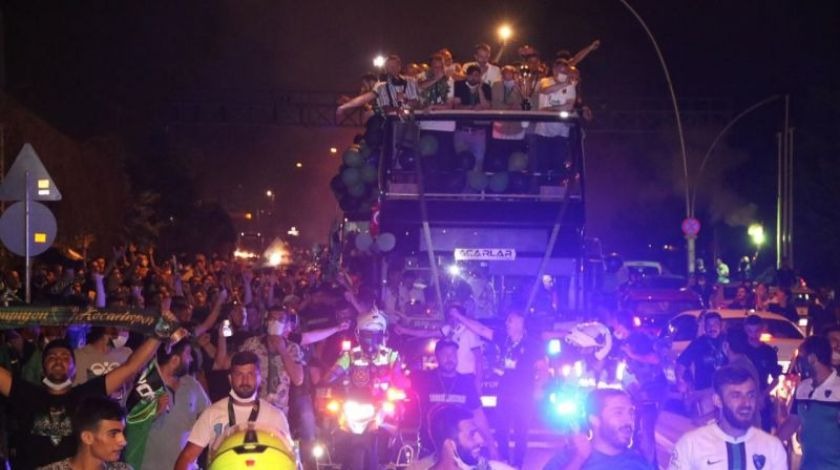 Kutlama sırasında korkutan olay! Futbolcu otobüsten düştü