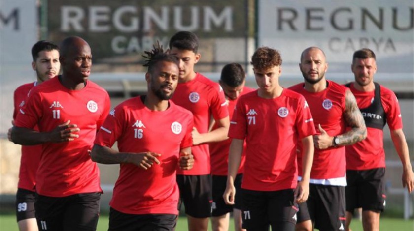 Antalyaspor'da 4 oyuncu ile yollar ayrıldı