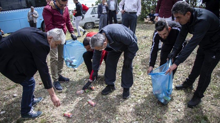 Kütahya'da çöp toplama kampanyası ve doğa yürüyüşü