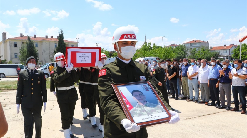 Silah kazasında şehit olan asker toprağa verildi