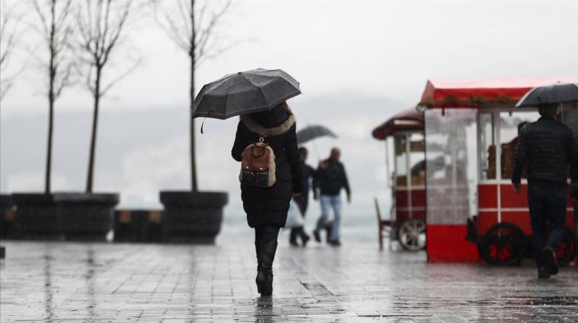 İstanbul'da kuvvetli sağanak! Trafik kilitlendi, tramvay seferleri durdu