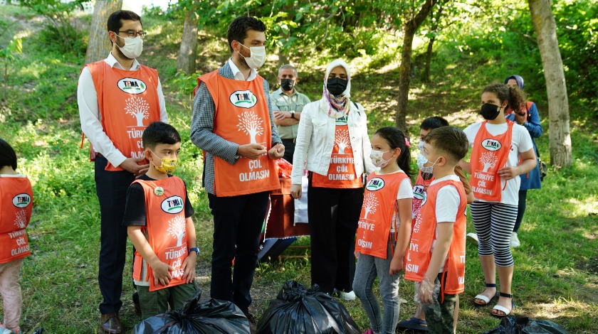 Başkan Karagöl Tema ile birlikte çöp topladı