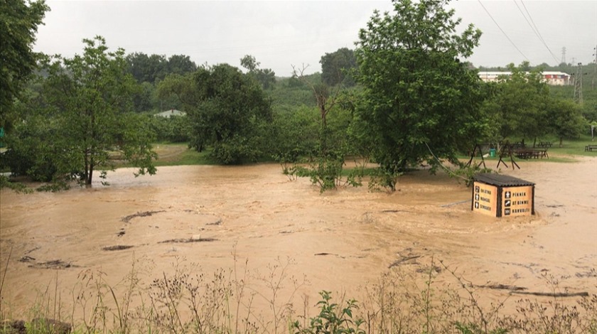 Sakarya ve Düzce'de sağanak su baskınlarına neden oldu